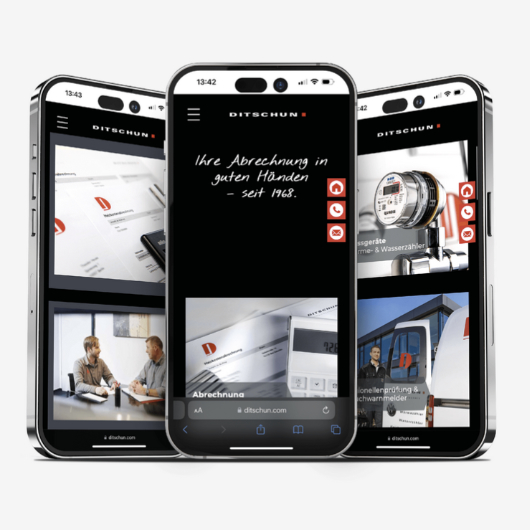 Drei Smartphones mit geöffneter Ditschun-Website, die verschiedene Dienstleistungen und Inhalte zeigt.