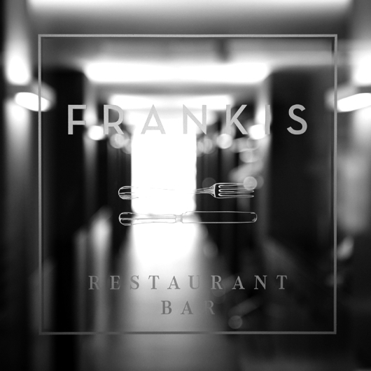 Ein minimalistisches Logo-Design für "FRANKIS Restaurant Bar" in Schwarz-Weiß.