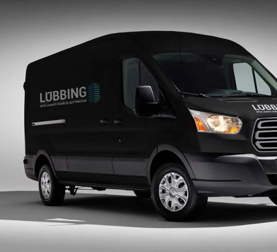 Schwarzer Lieferwagen mit Lübbing-Logo für intelligente Gebäudeautomation