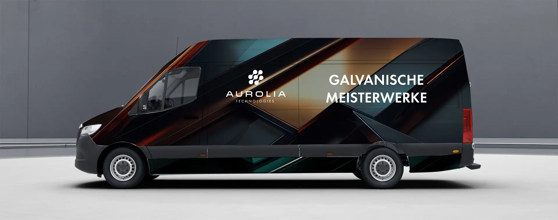 Aurolia-Fahrzeug mit auffälliger Werbung für galvanische Meisterwerke, designed, um Aufmerksamkeit auf hochwertige Beschichtungen zu lenken.