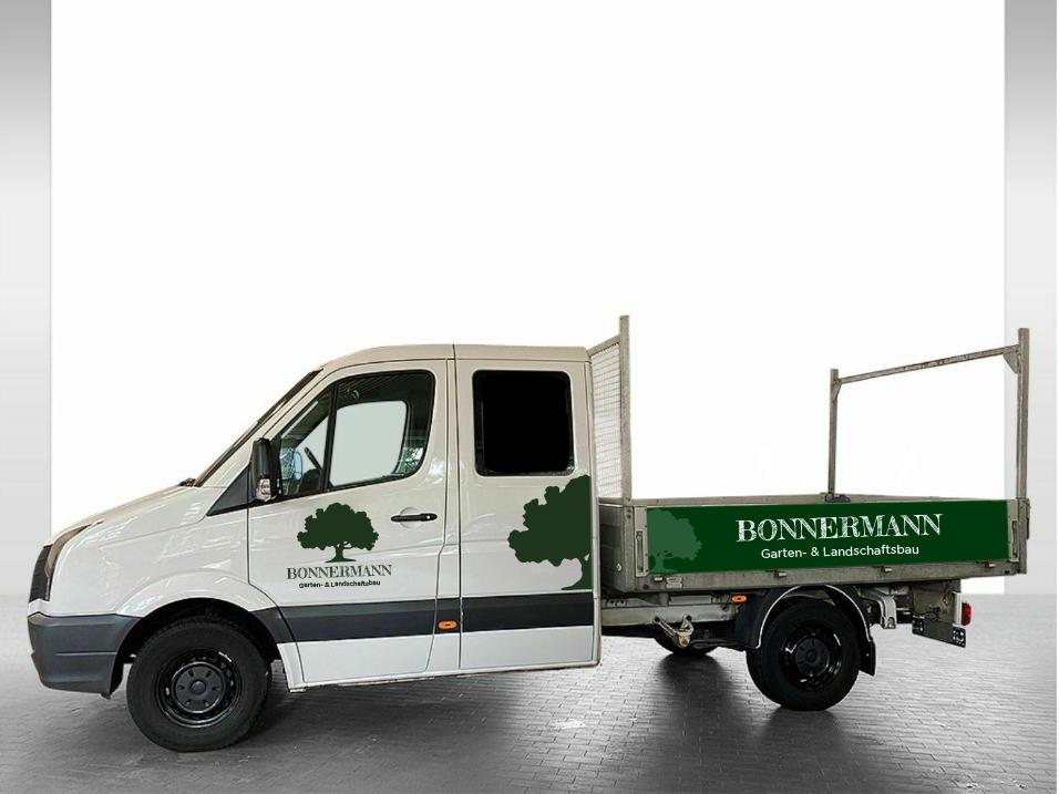Kfz-Werbung auf einem Crafter des Garten- und Landschaftsbaus Bonnermann aus Bad Salzuflen, mit Firmenlogo und Kontaktdaten.