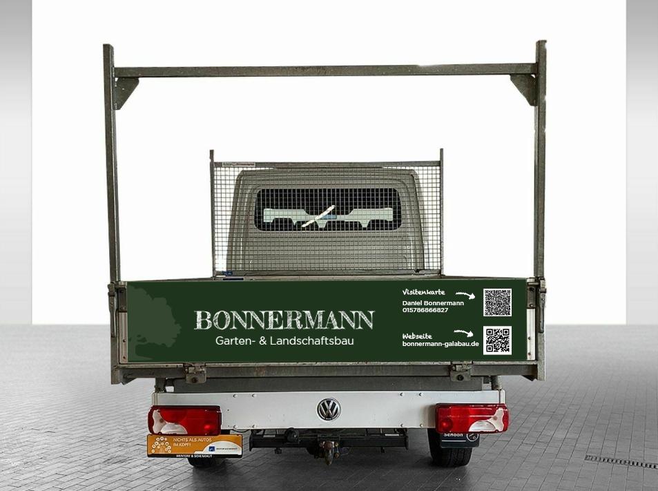 Kfz-Werbung auf einem Crafter des Garten- und Landschaftsbaus Bonnermann aus Bad Salzuflen, mit Firmenlogo und Kontaktdaten.