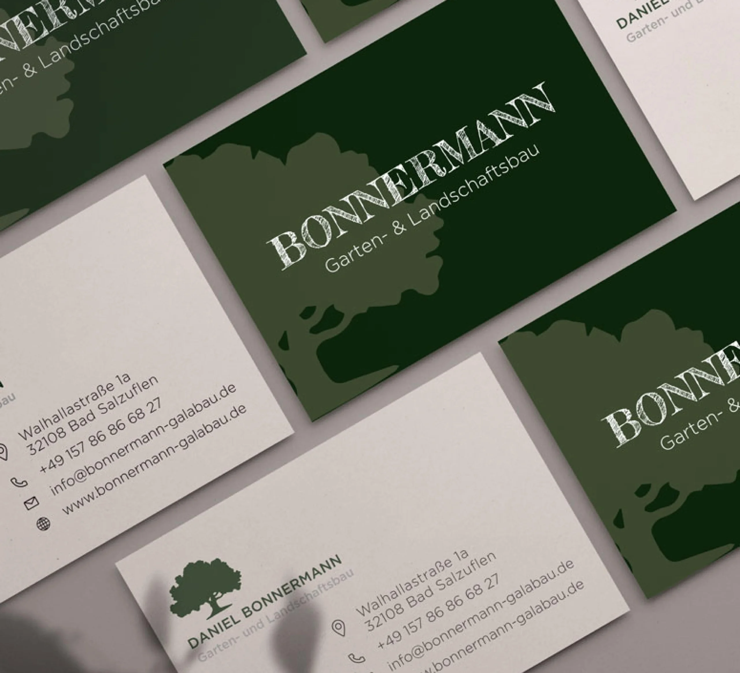 Visitenkarten des Garten- und Landschaftsbaus Bonnermann mit modernem Design und Kontaktinformationen.