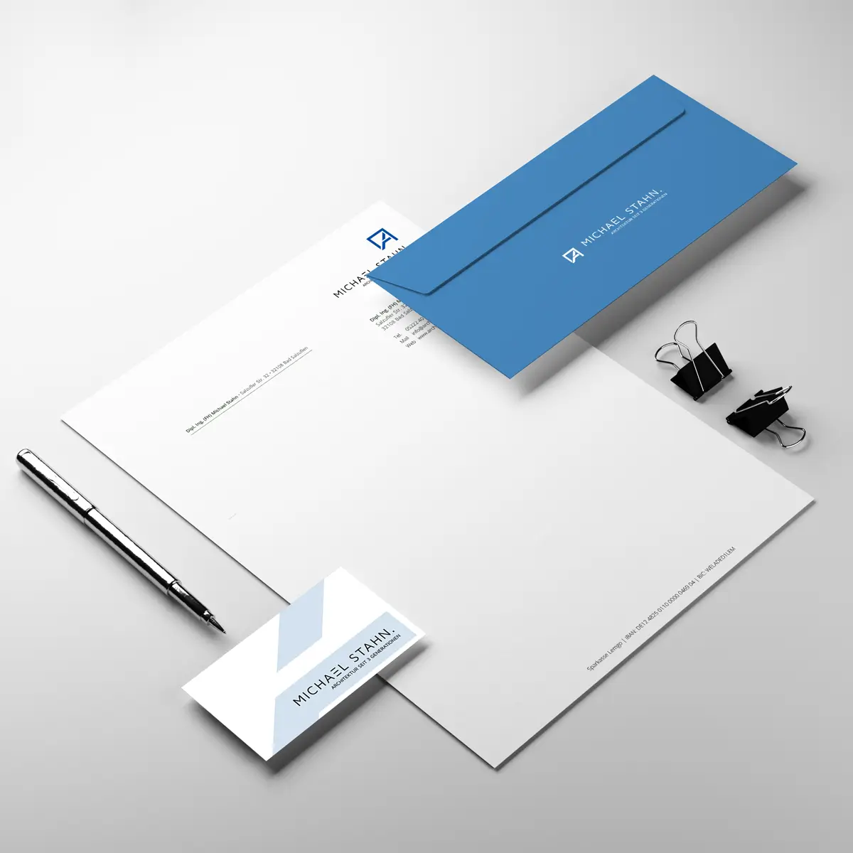 Modernes Briefpapier-Design für ein Architekturbüro mit Briefkopf, Visitenkarte und blauem Umschlag