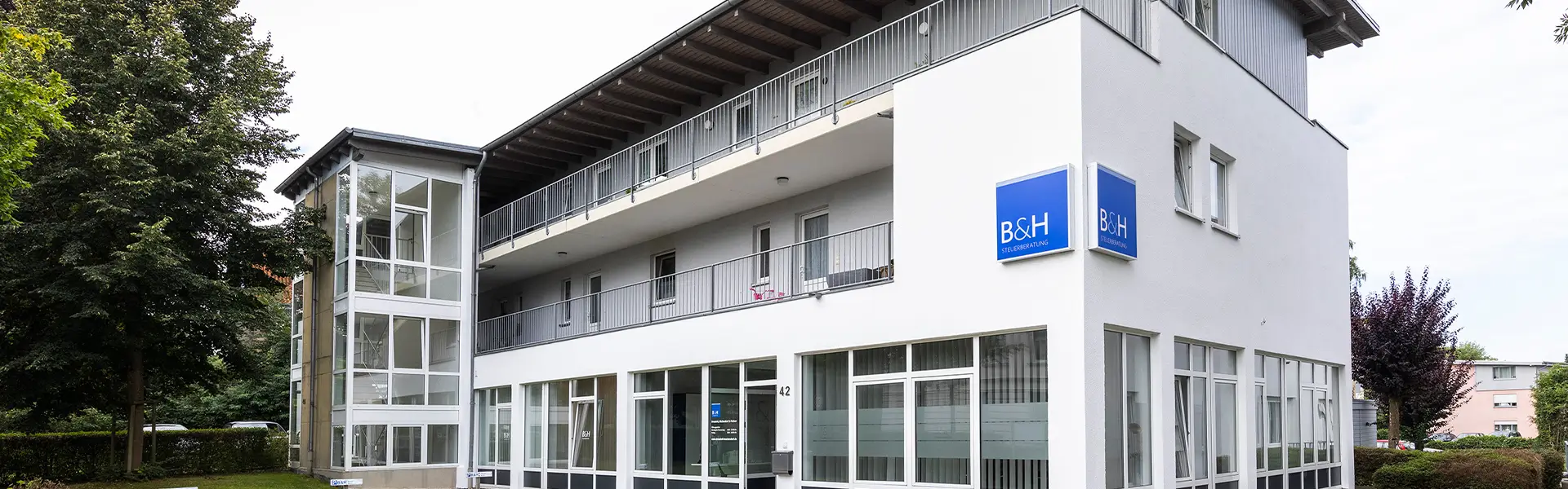 Das Büro von B&H Steuerberatung mit einem einladenden Empfangsbereich und modernen Beratungsräumen, die eine professionelle Atmosphäre schaffen.