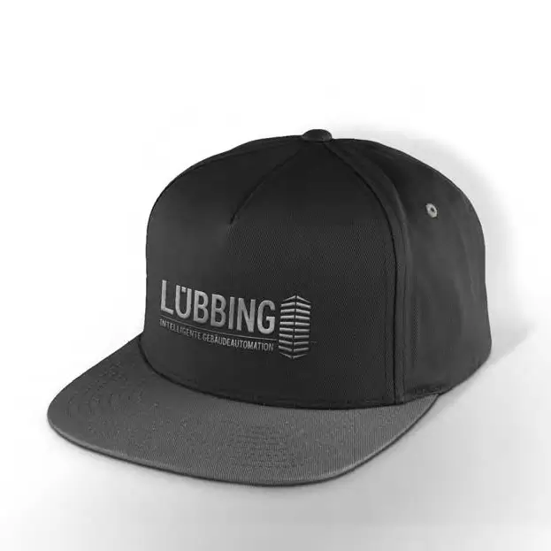 Eine schwarze Basecap mit dem aufgestickten Logo der Firma "Lübbing" und dem Slogan "Intelligente Gebäudeautomation". Das Logo enthält zudem ein stilisiertes Gebäudemotiv neben dem Schriftzug.