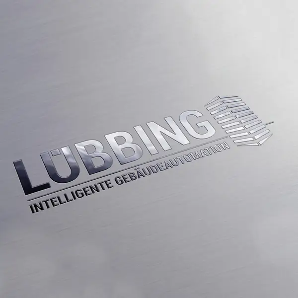 Eine Prägung des Lübbing-Logos mit dem Schriftzug "LÜBBING Intelligente Gebäudeautomation" und einem stilisierten Gebäude-Icon auf einer glatten, metallisch aussehenden Oberfläche.