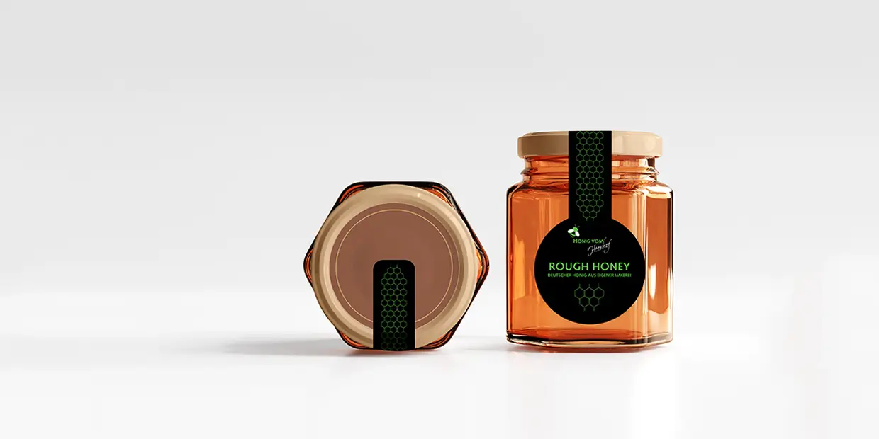 Rough Honey des Restaurant am Heerhof in einem Glasbehälter mit goldenem Deckel, minimalistische Verpackung mit Logo und Biene
