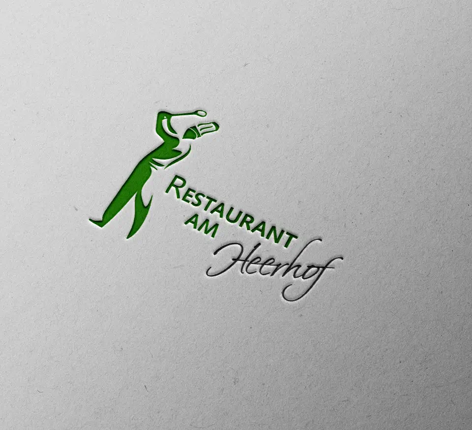 Logo des Restaurant am Heerhof mit Schriftzug und kleinem Koch, der einen Kochlöffel wie einen Golfschläger hält.
