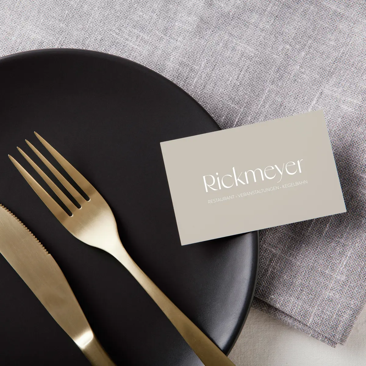 Elegantes Tischgedeck mit einer Visitenkarte des Restaurants Rickmeyer