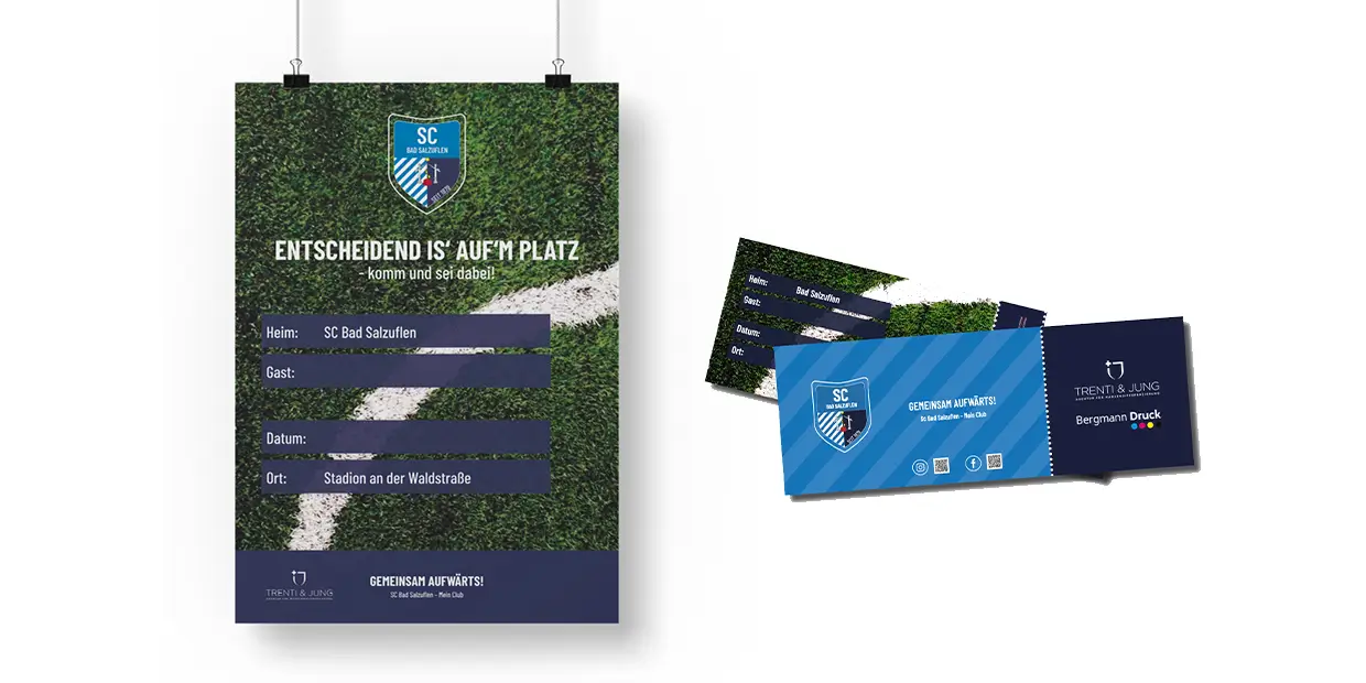 Poster und Eintrittskarten des SC Bad Salzuflen mit dem Slogan ‚Entscheidend is' auf'm Platz – komm und sei dabei!‘. Das Design zeigt das Vereinslogo auf einem Fußballfeld-Hintergrund. Die Eintrittskarten enthalten Felder für Informationen wie Heim-, Gastteam, Datum und Ort des Spiels.