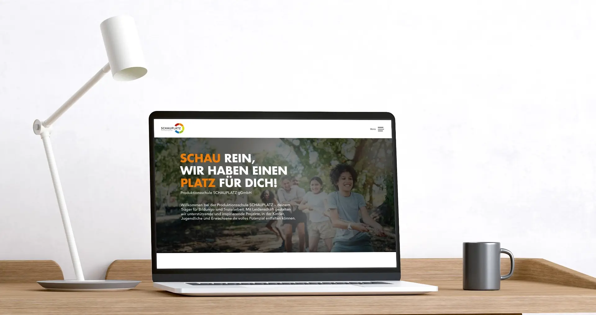 Startseite der neuen Schauplatz-Website mit lachenden Kindern, die an einem Tau ziehen, und dem Slogan 'Komm rein, wir haben einen Platz für dich!'
