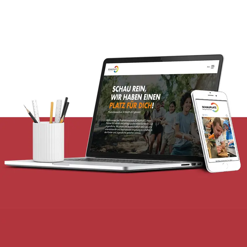 Startseite der Website von Schauplatz, einer Produktionsschule für Kinder, mit einem bunten, einladenden Design und Informationen zu kreativen Lernmöglichkeiten.