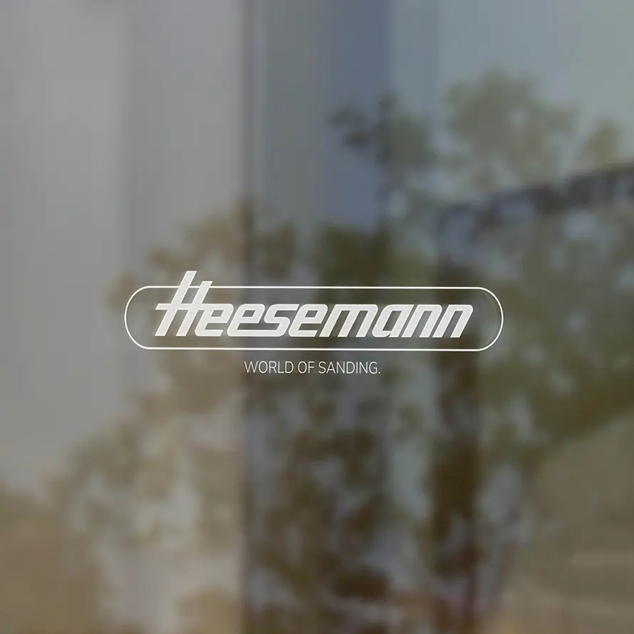 Industrielle Maschinen zur Oberflächenbearbeitung im Werk von Heesemann.