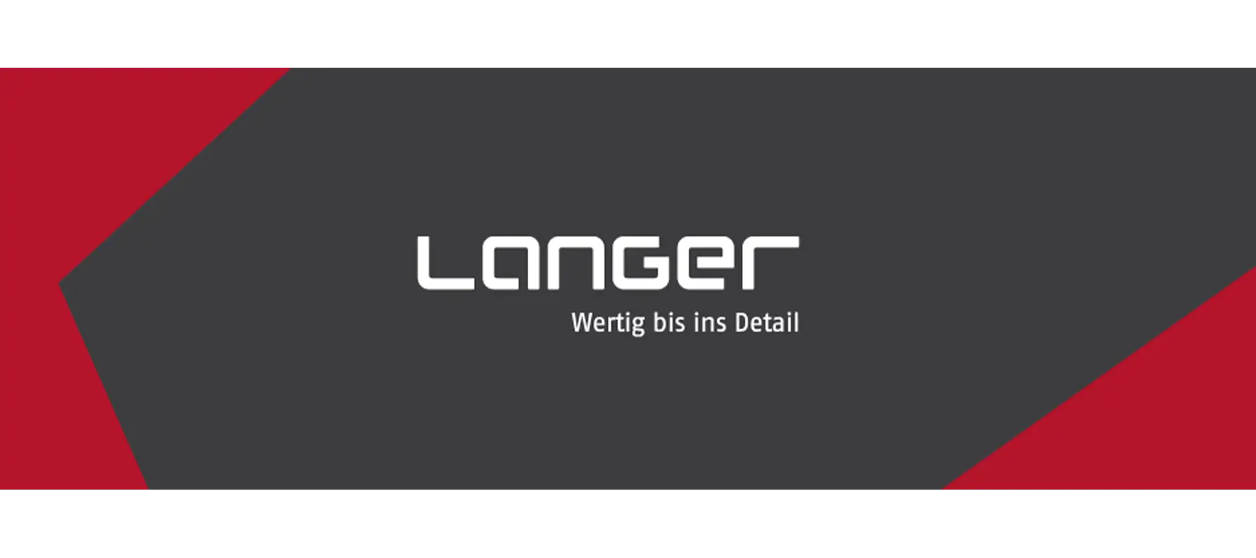 Ein traditionelles Handwerksstück, das die Kunstfertigkeit eines erfahrenen Handwerkers zeigt. Auf einem Holzarbeitsplatz liegen sorgfältig bearbeitete Materialien, Werkzeuge und ein fast fertiges Produkt, das handgefertigt und mit Liebe zum Detail gefertigt wurde.