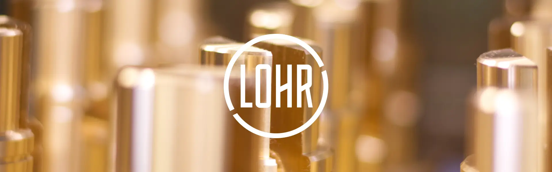 Lohr Präzisions- und Frästechnik Maschinen im Betrieb zur Herstellung hochpräziser Werkstücke.