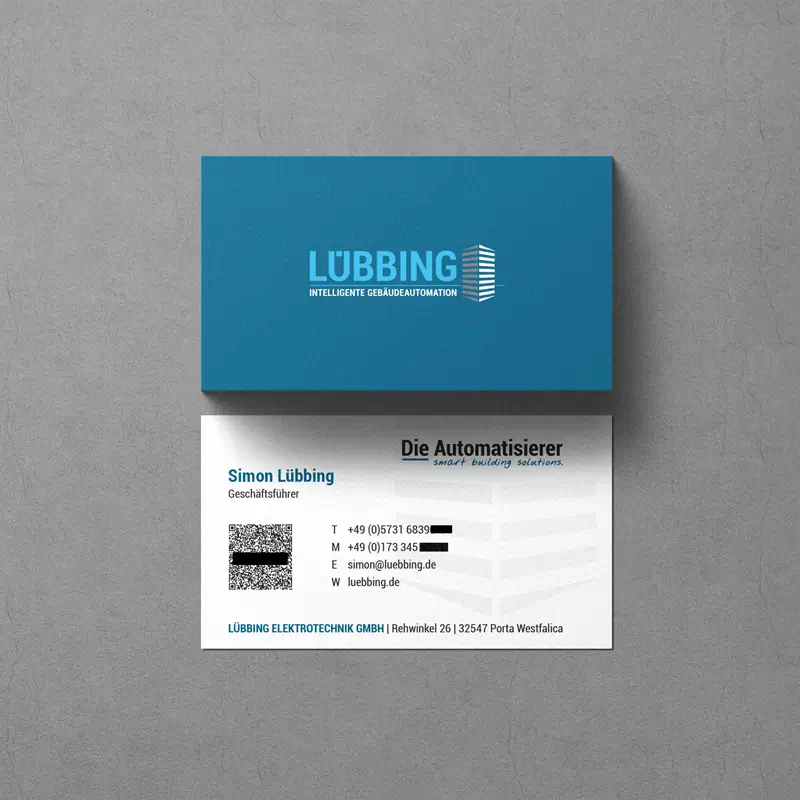 Eine moderne Visitenkarte der Firma LÜBBING – Intelligente Gebäudeautomation. Die Vorderseite ist blau mit dem weißen Firmenlogo und Schriftzug, während die Rückseite Kontaktinformationen und das Firmenmotto "Die Automatisierer – smart building solutions" zeigt.