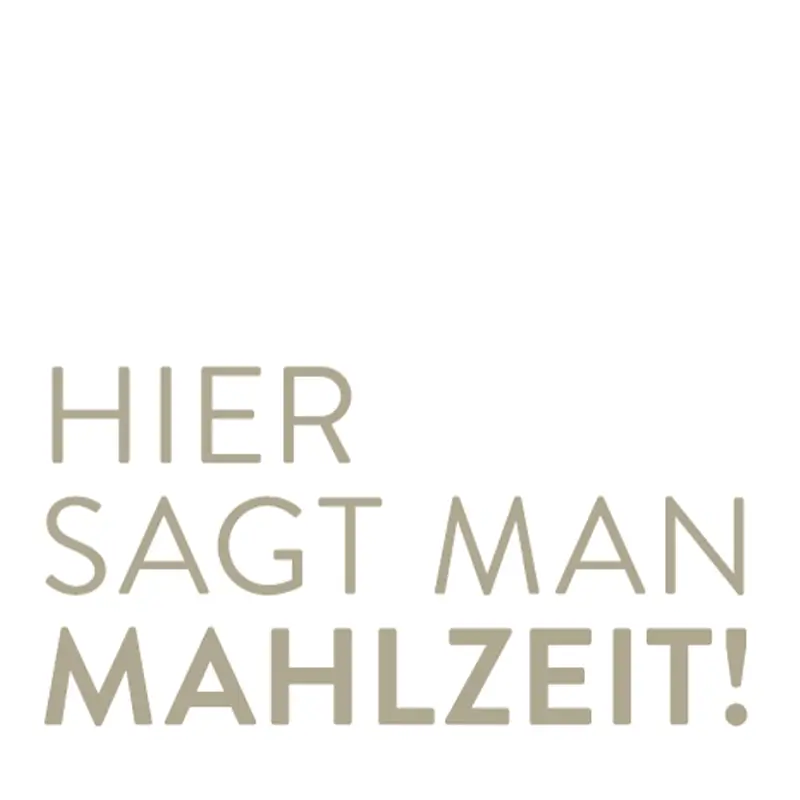 Der Spruch „Hier sagt man Mahlzeit!“ in einer freundlichen, rustikalen Typografie. Der Ausdruck vermittelt das Gefühl von Gemeinschaft und herzlicher Gastfreundschaft.