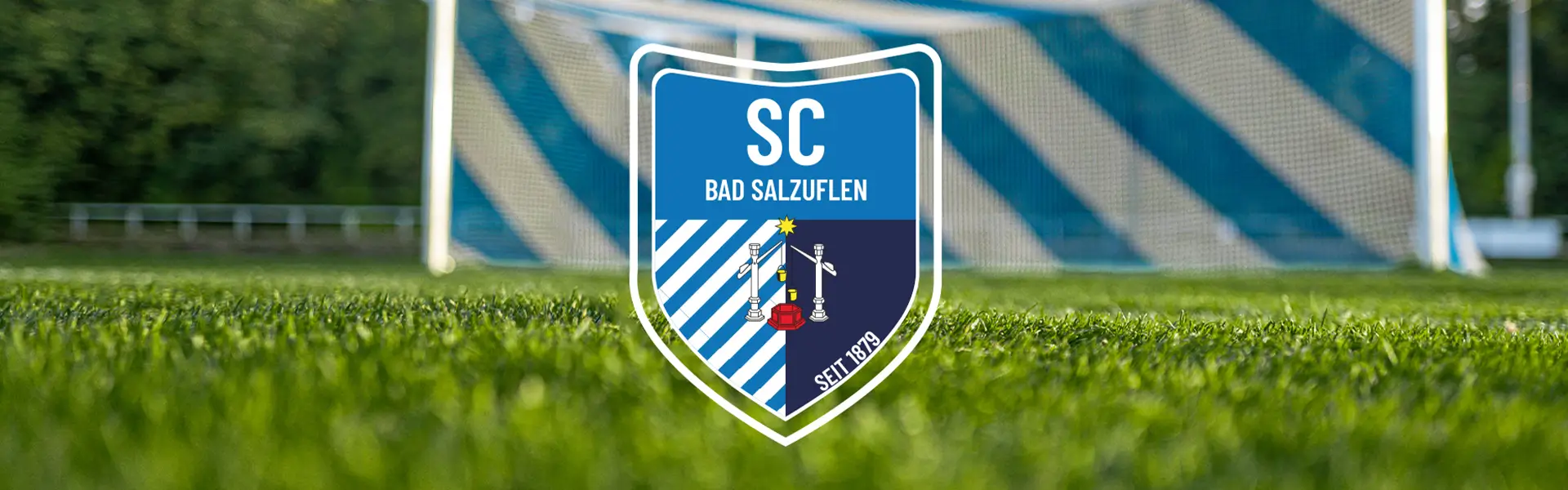Das Stadion an der Waldstraße in Bad Salzuflen, Heimat des SC Bad Salzuflen, mit Spielern in Aktion und Zuschauern auf der Tribüne.