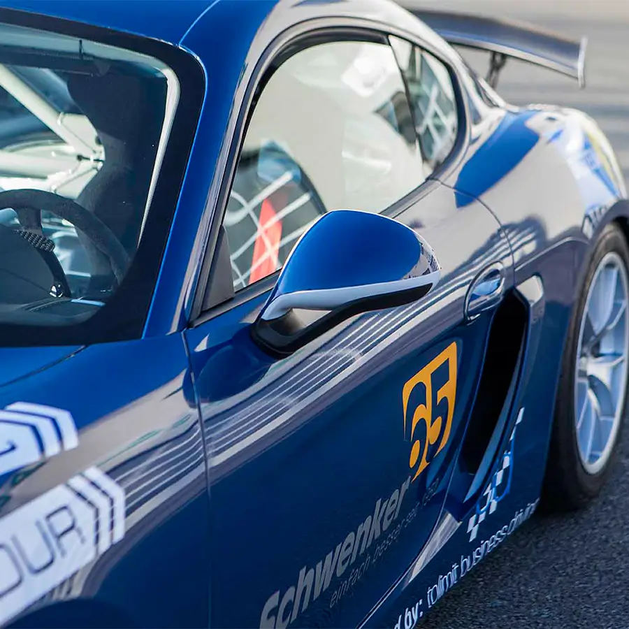 Ein Porsche steht auf der Bilster Berg Rennstrecke, bereit für die nächste Fahrt.