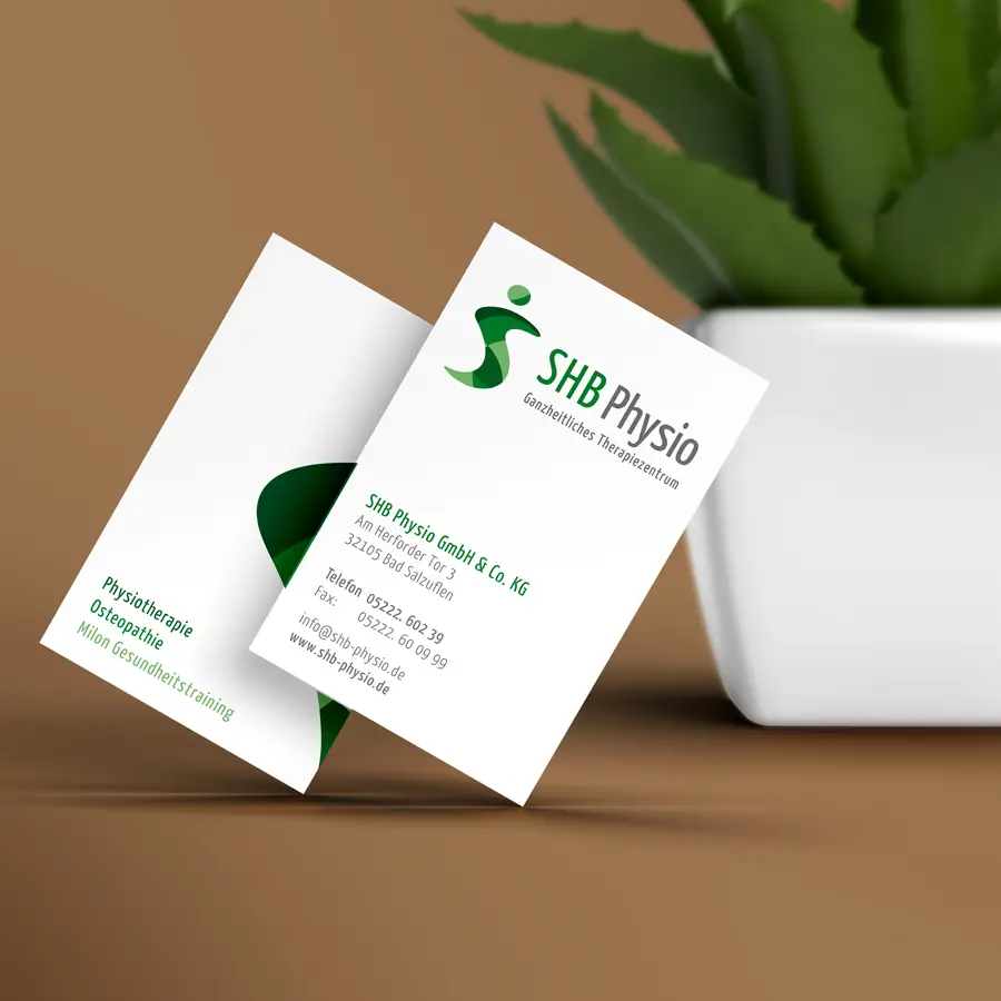 Die Visitenkarte von SHB Physio zeigt ein modernes und ansprechendes Design mit dem Logo des Therapiezentraums, Kontaktdaten und Dienstleistungen.