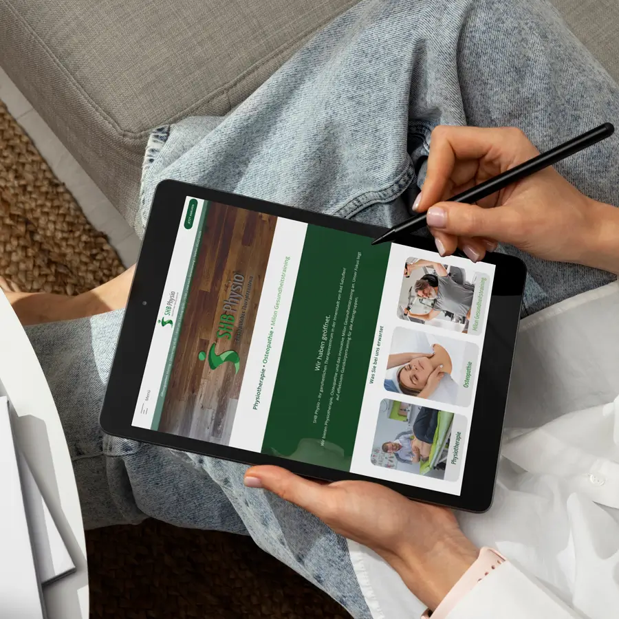 Ein modernes und einladendes Therapiezentrum mit freundlichem Personal und verschiedenen Behandlungsbereichen.