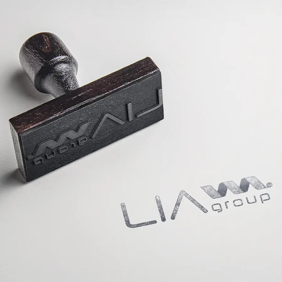 LIA Group Logo als Stempel mit sichtbarem Stempelabdruck auf Papier