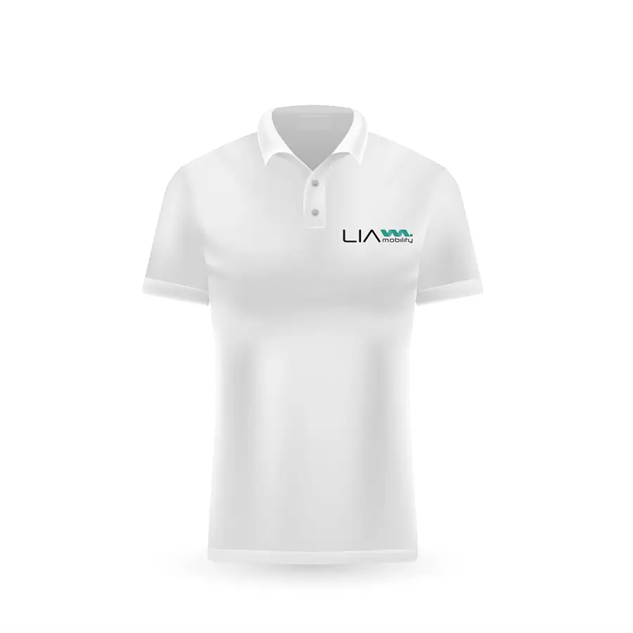 Weißes Poloshirt mit dem Logo von LIA Mobility, einem Unternehmensbereich der LIA Group.“